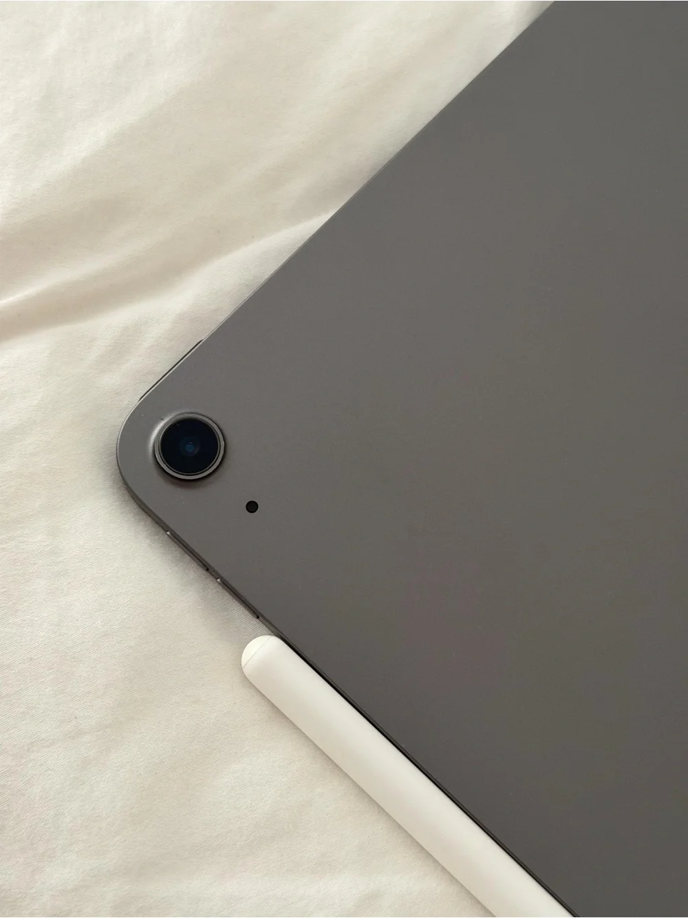 Apple iPad Air (5th Generation): with M1 chip, 10.9-inch 64GB + Apple Pencil